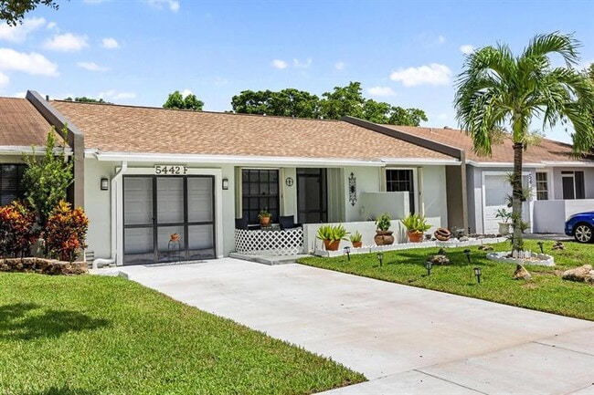 Foto del edificio - 5442 Lakewood Cir S