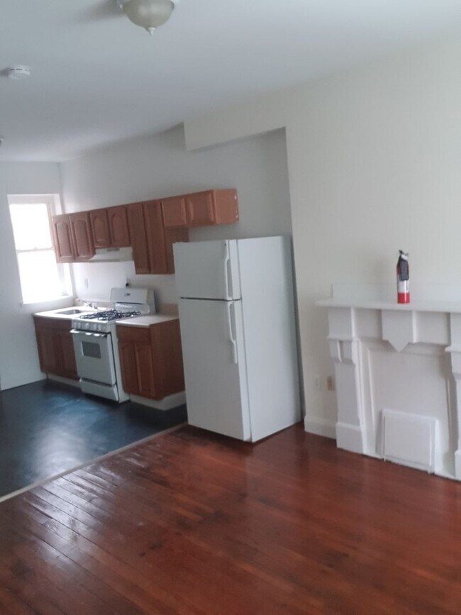 Building Photo - 3 bedroom/ 2 bath - home located in South West Philly