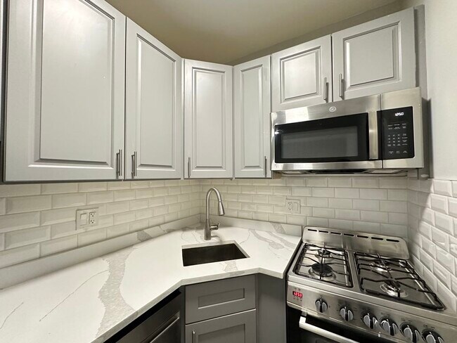 Building Photo - 545 W Belmont Ave