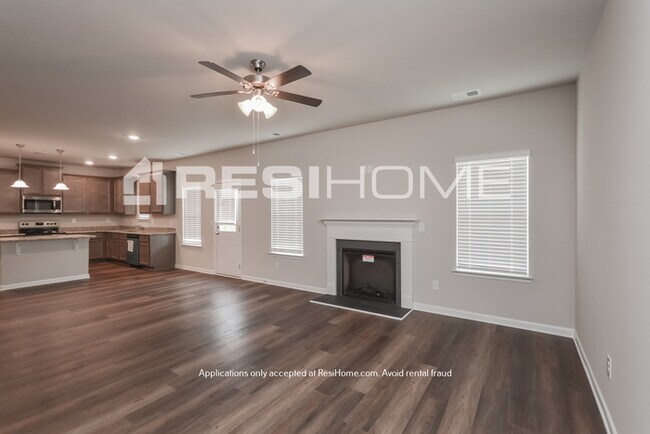 Foto del edificio - HOME FOR RENT