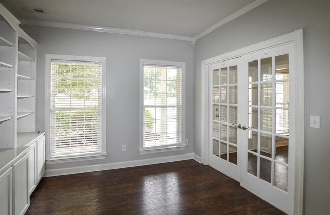 Building Photo - 105 Knotting Pl