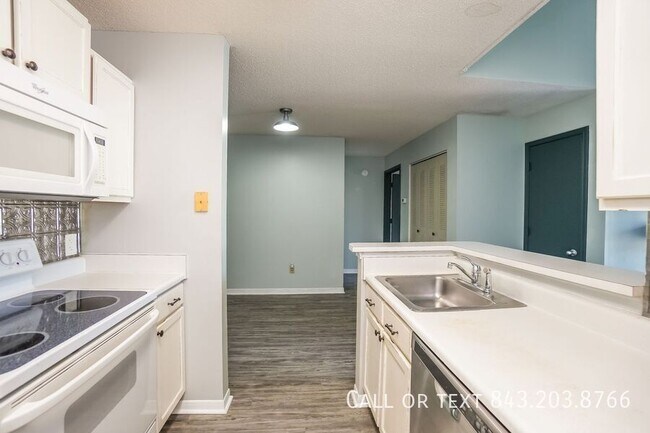 Building Photo - 2011 N Hwy 17