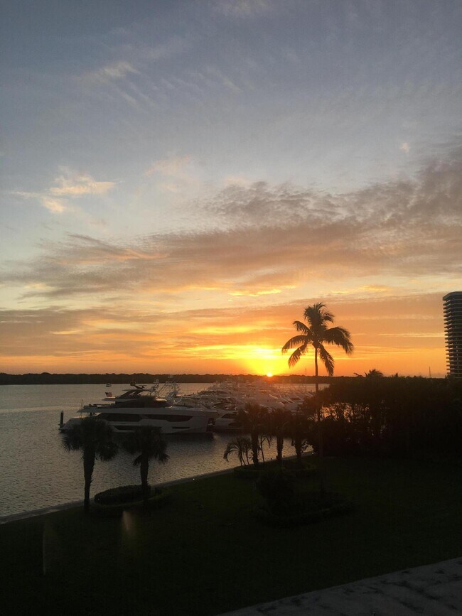 Foto del edificio - 124 Lakeshore Dr
