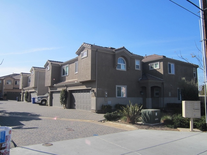 Primary Photo - 1739-1751 Donax Ave