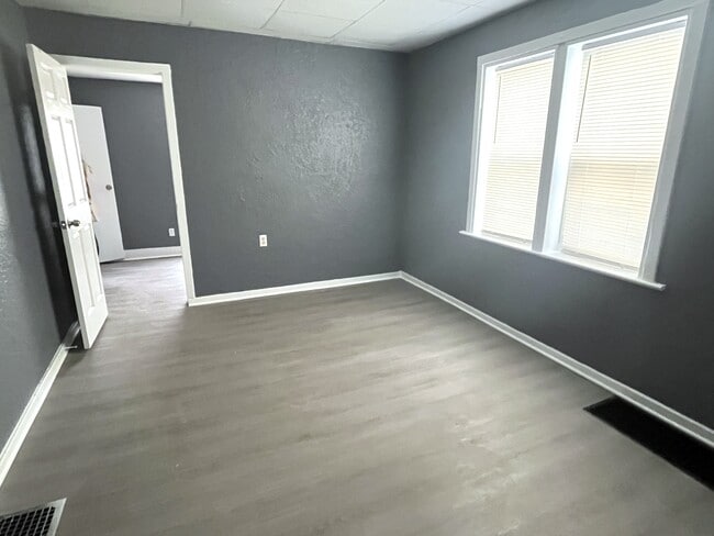 Building Photo - 909 W 17th St