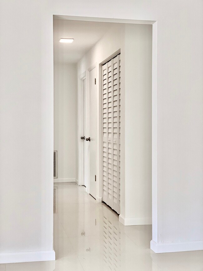 Building Photo - 646 Wall St