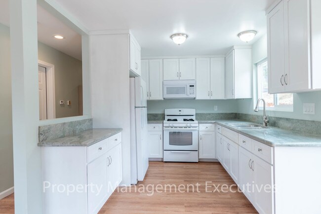 Building Photo - Remodeled 3 Bedroom, 1 Bath with Backyard