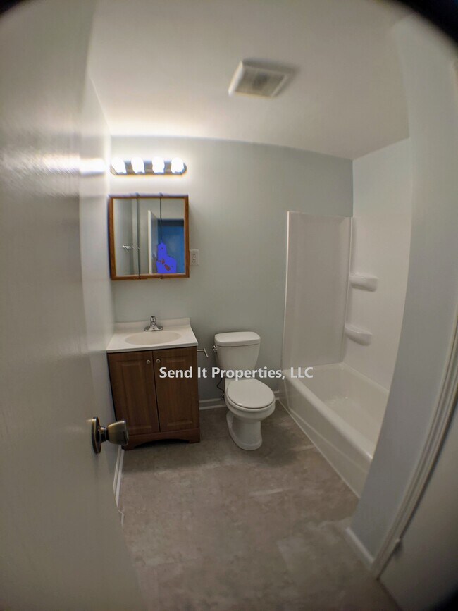 Building Photo - 828 Princeton Ave