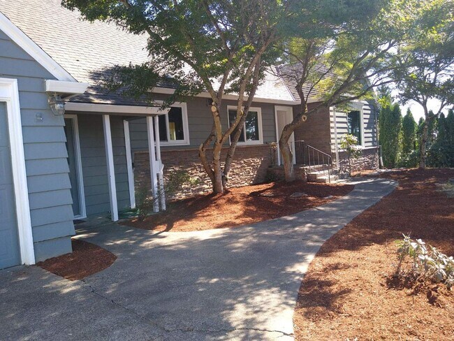 Building Photo - 1950’s Traditional Spacious Cedar Mill home!