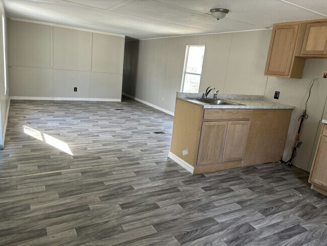 Building Photo - 11240 N Northwood Dr