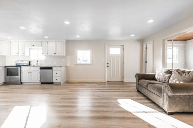 Building Photo - 846 W 100 S