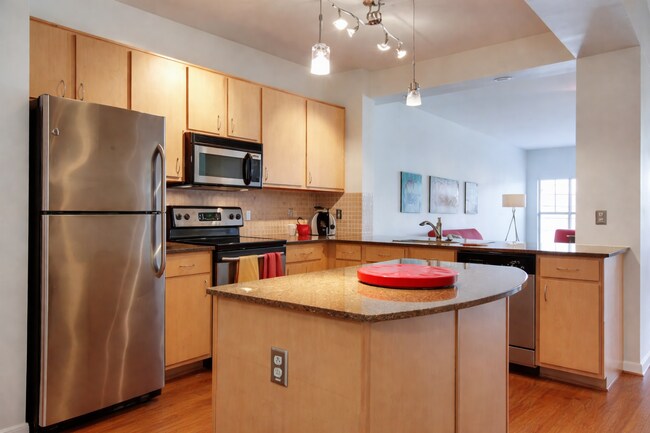 Foto del edificio - Beautiful 3 Bedroom Condo in Midtown
