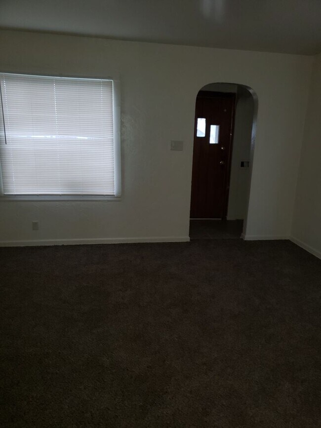 Building Photo - 2 Bedroom near McMillen Park