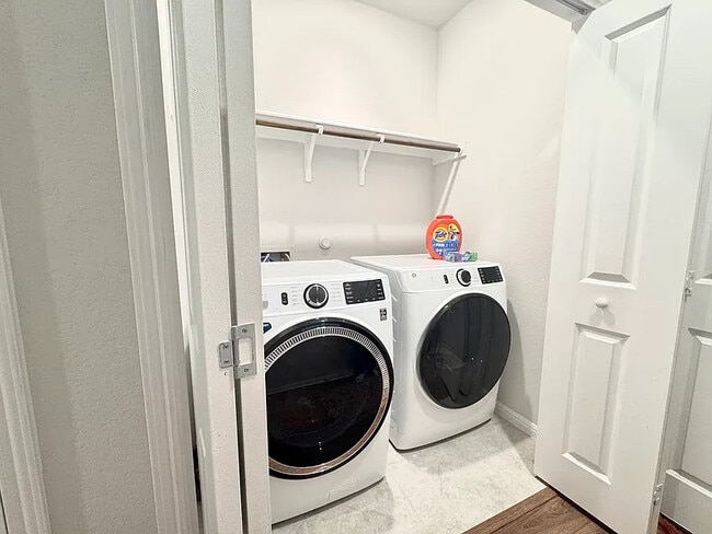 Laundry appliances - 115 Goosewinged Dr