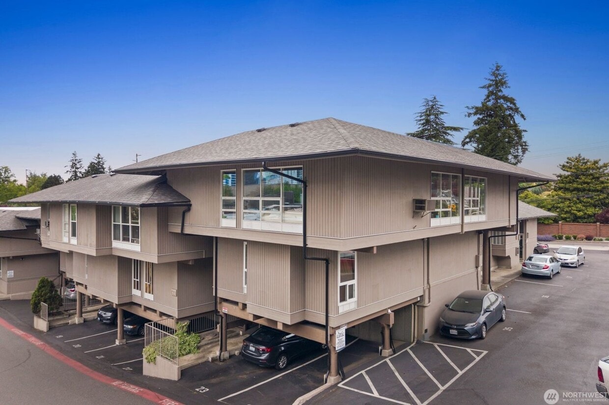 Bright Renovated 1 Bedroom Corner Condo in the Heart of Downtown Bellevue - Bright Renovated 1 Bedroom Corner Condo in the Heart of Downtown Bellevue
