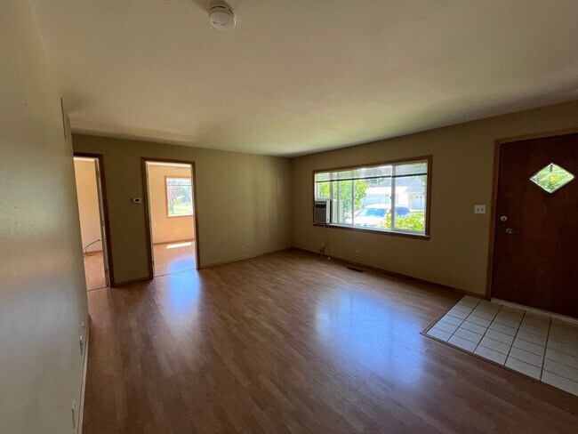 Building Photo - 2 Bd 1 Ba Duplex with fenced yard in Beaut...