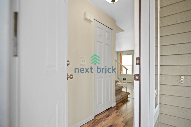 Building Photo - Welcome to this charming 2 bedroom, 2.5 bathroom townhouse in Bothell.