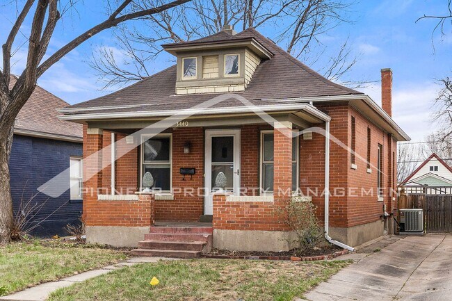 Foto del edificio - Cozy Bungalow with Central A/C and Backyard!