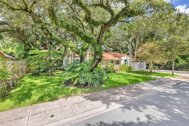 Foto del edificio - 1100 El Rado St