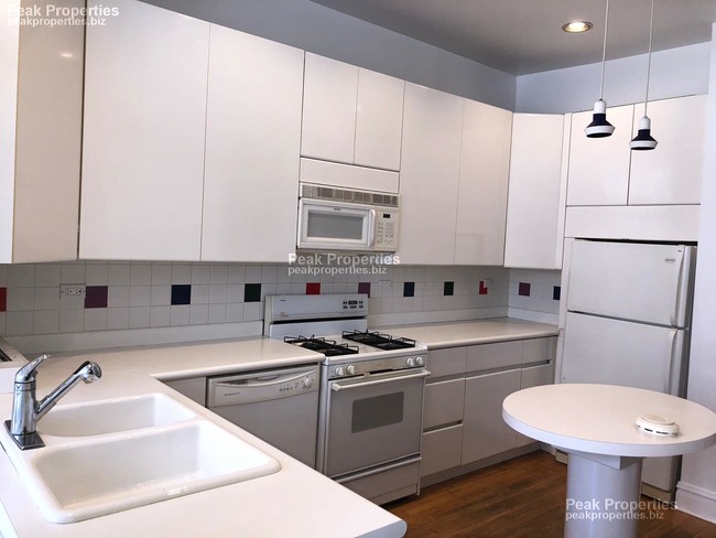 Foto del edificio - 824 W Newport Ave