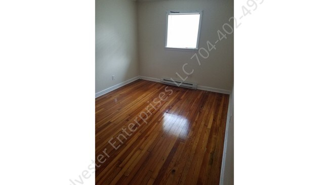 Foto del edificio - 114 Earnhardt Ave