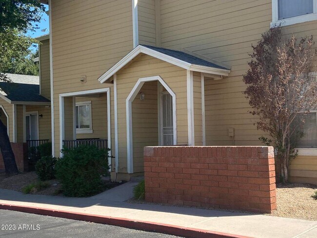 Foto del edificio - 2 bedroom townhome!
