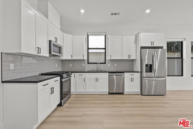 Foto del edificio - 521-519 N Martel Ave