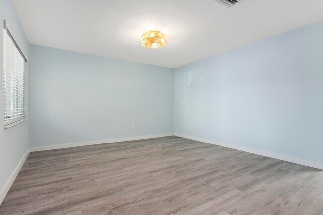 Building Photo - GORGEOUS FULLY RENOVATED 1st FLOOR 2 BEDRO...