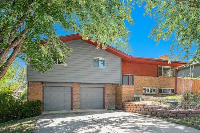 Building Photo - Stunning Remodeled 4 Bedroom Home in Charm...