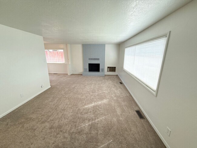 Foto del edificio - 3 Bedroom, 1.5 Bath House in Pacific Terrace neighborhood