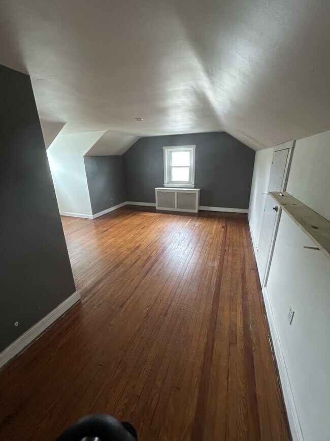 3rd floor bedroom - 615 Spruce St