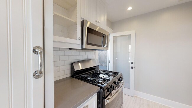 Building Photo - 208 8th St