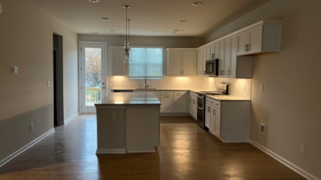 Building Photo - 10009 Hemingway Pl