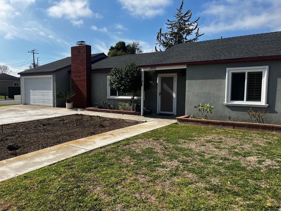 Building Photo - Costa Mesa Living