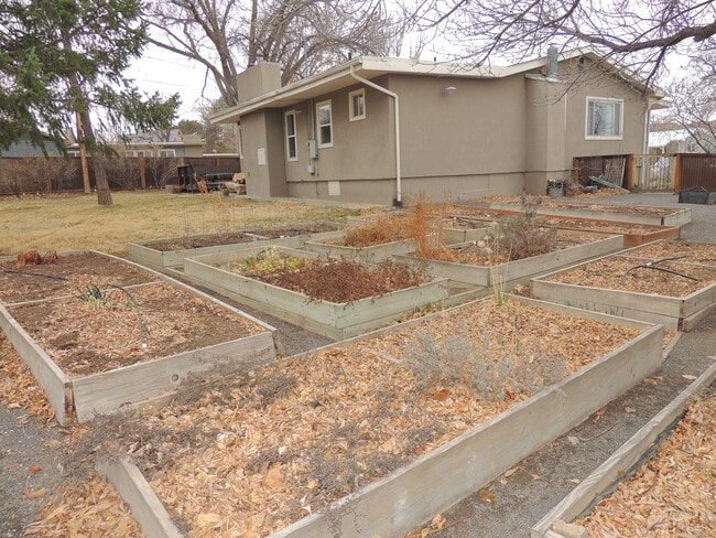 Building Photo - 408 Dressell Dr
