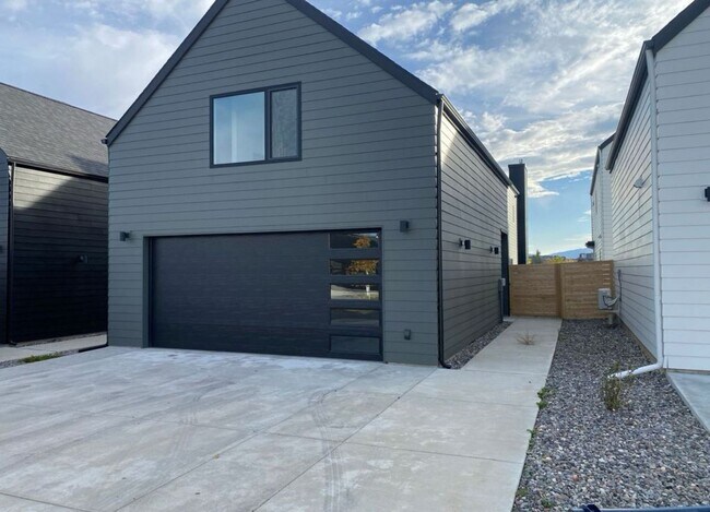 Foto del edificio - Single Family HOME with 3 Bedrooms 2 1/2 Bathrooms - Where Mountains meet you at upscale living!