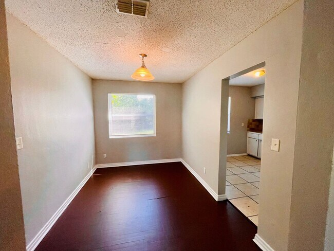 Building Photo - Beautiful Home Located on Eastside 3 Bedroom