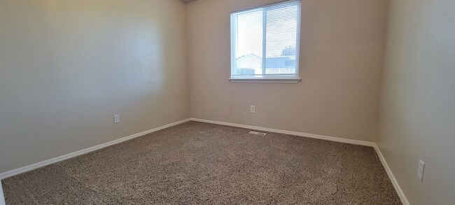 Building Photo - Caldwell 4 Bedroom 2 Bath Home + Bonus Room!