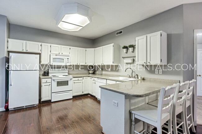 Building Photo - 421 Belmont Pl