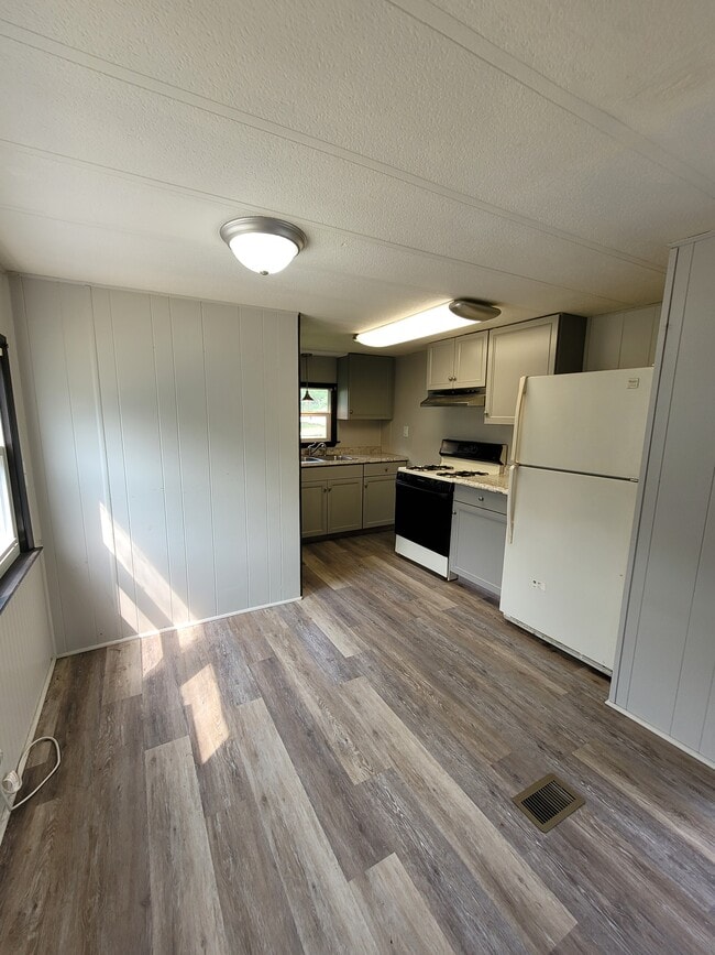 Building Photo - 1100 Pines Rd