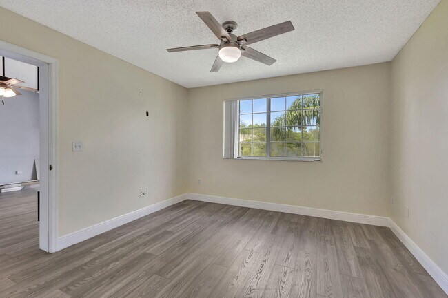Foto del edificio - 600 Crestwood Ct N