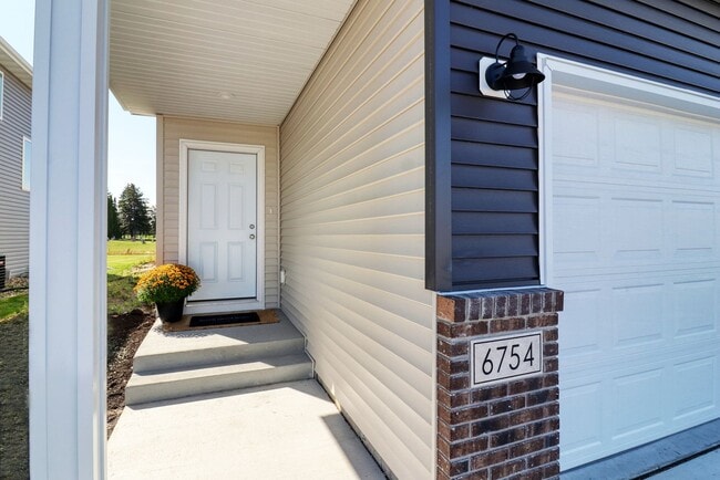 Building Photo - 3 Bed 2 Bath Single Family Home