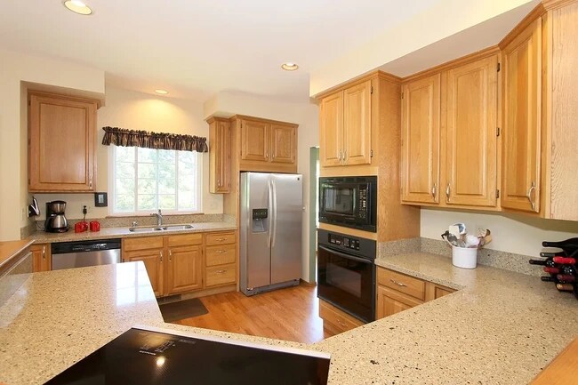Foto del edificio - 4990 Nightshade Cir
