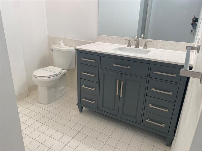 Foto del edificio - 3200 Port Royale Dr N