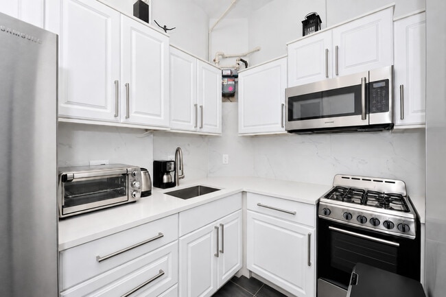 Building Photo - 7 W 82 St