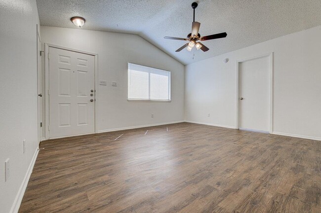 Foto del edificio - 8120 West Gate Blvd