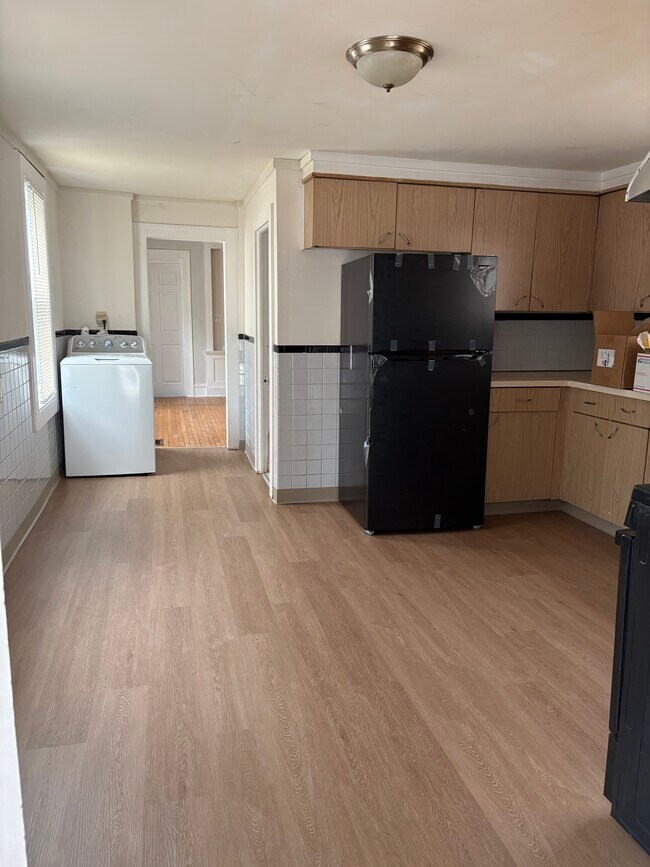 Cocina. Frigorífico y suelos nuevos. - 11 May St