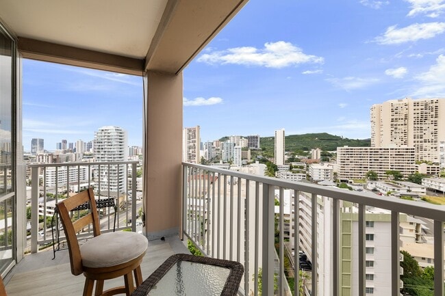 Foto del edificio - High floor, corner unit at Makiki Towers. Partially furnished, renovated 2-bedroom, 1.5 bathroom ...