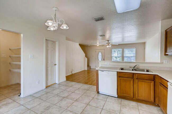 Foto del edificio - Only 10 miles from Randolph AFB & 6 miles from BAMC- Lawn Care Included!