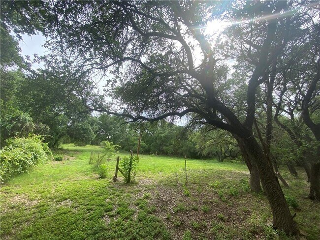 Foto del edificio - 21600 Lindeman Ln